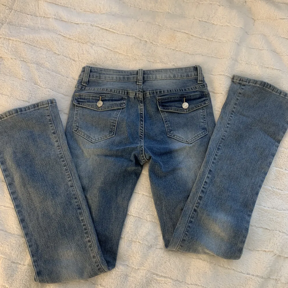 Säljer mina lågmidjade bootcut jeans då jag inte använder dom💓. Jeans & Byxor.