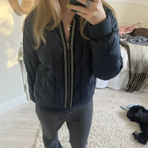 Jacka - Unik bomberjacka, lite varmare så perfekt till hösten💛