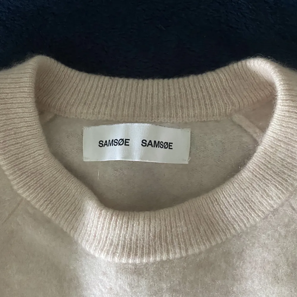 Beige/ljusrosa stickad tröja från Samsøe Samsøe, finns ett litet hål vid ena ärmen men inget man tänker på☺️. Stickat.