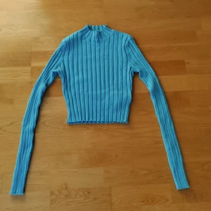 Blå långärmad topp  - Köpt från New Yorker i nyskick, använd fåtal gånger, inga defekter Djurfritt rökfritt hem Hämtas i Åkarp eller skickas via post  Köparen betalar fraktkostnad samt varan i förväg