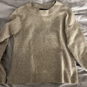 Stickad tröja - Säljer nu denna stickade tröja då ja rensar ut garderoben, den är otroligt skön och i väldigt bra skick, storlek xs, skriv privat för fler bilder eller frågor💕