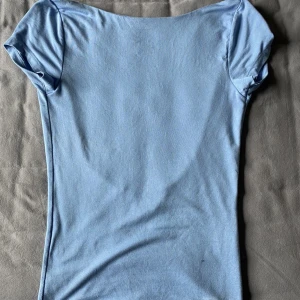 T-shirt med öppen rygg - Jättefin T-shirt med öppen rygg från Gina! Fint skick  Nypris 199