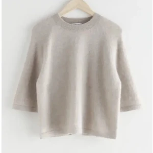 & other stories tröja - Säljer denna stickade, populära tröja från & other stories. Köpt i våras och sparsamt använd. Nypris 790kr.❤️Storlek S, men har krympt i tvätten så skulle snarare säga XS - man kan ju avgöra själv men den sitter som på bilden. 🥰