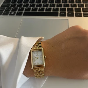 Klocka guld - Säljer min fina klocka från mockberg 😍 du får även med tillbehör om du behöver göra klockan större 🫶🏼 köparen står för frakten 