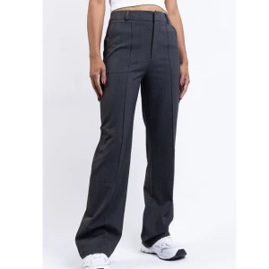 Madlady kostymbyxor - Säljer mina madlady kostymbyxor pga att de e för stora o långa på mig