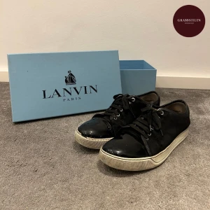 Lanvin Cap Toe - Säljer nu ett par äldre lanvin cap toes. Skorna är rätt använda och därav rätt slitna men går absolut att putsa upp om man har orken till det. Pga slitningar säljs de till ett billigare pris! OBS lådan medföljer inte. Skorna fraktas spårbart via postnord.