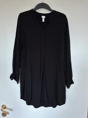 Svart klänning  - Tunn och härligt trikåklänning från hm i storlek xs ( sitter mer tajt i xs än s )  Använd en gång! Hittar inget att anmärka på.  