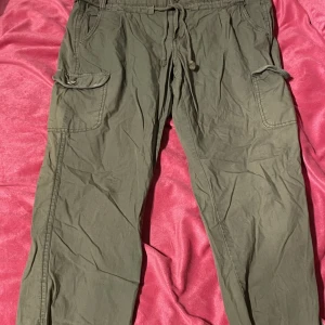 Cargobyxor  - Coola byxor med många fickor. 