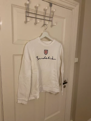 Sweatshirt från Bondelid - Säljer denna sköna sweatshirt från Bondelid. I fint skick. Storlek M. Lite ytnopprig, kan rolla innan det ska skickas. Tryck framtill. Färgen är offwhite. 