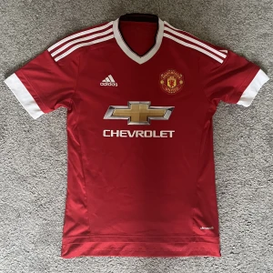 Manchester United tröja - Manchester United hemmatröjan från 2015/2016 säsongen. Tröjan har en fläck på baksidan av vänsterärmen, bör inte synas så pass mycket. Annars är den i väldigt gott skick och är naturligtvis äkta. Pris kan diskuteras.
