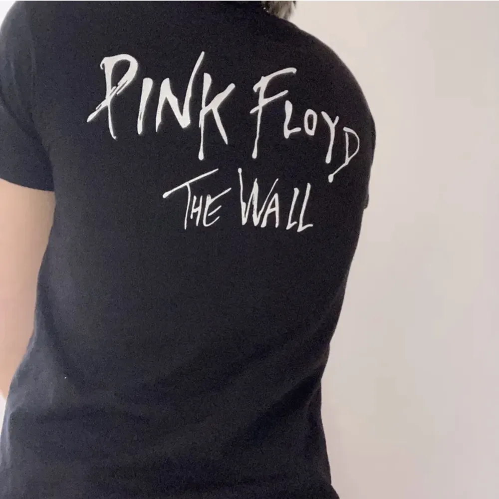 Supersnygg pink floyd of the wall tröja! Säljer då den tyvärr är för tajt på mig.. T-shirts.