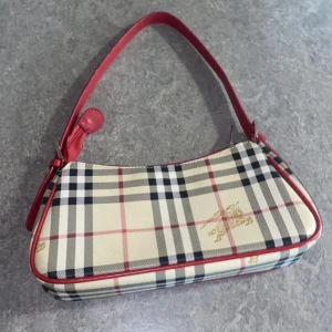 Fejk burberry väska❗️ - En fejk burberry axelväska, helt oanvänd, precis som ny.  Kontakta för mer information! :)