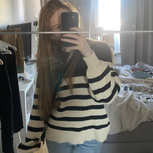 Beige/svart randig stickad - Säljer min stickade tröja från culture då den aldrig kommit till användning. Förhoppningsvis kan jag hitta någon som den passar bättre hos 🤭Det är en S men sitter som en XS/S. Helt oanvänd och prislappen sitter kvar. Köptes för 599 :- (se sista bilden)