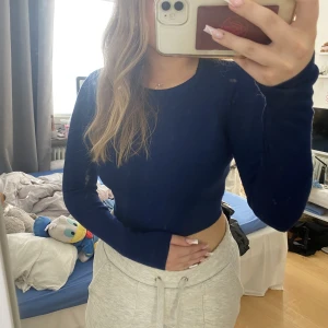 blå långärmad  - blå superskön ribbad långärmad från zara! använd 1 gång så i nyskick. säljs då den inte används. nypris 189kr 💕