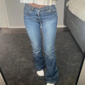 Levis jeans - As snygga mörkblå Levi’s jeans i storlek W26 L32.  Budgivning! Köp direkt för 400kr