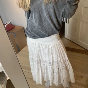 Somrig långkjol  - Så fin och endast använd två gånger. 