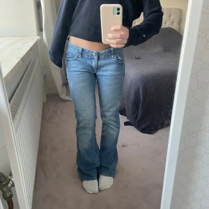 Utsvängda Jeans - Säljer mina cola jeans jag har köpt i Köpenhamn för 650kr knappt använda för dem är lite stora i midjan, jag är vanligtvis en 32 men dessa skulle jag säga är 34. Jag är 160cm lång och dem sitter typ perfekt i längden, lite långa. Medelmåttet är 40cm. 