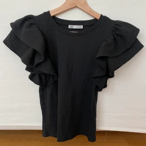 populär volangtröja från zara - Superfin volangtröja från zara i storlek S! Använd max 1-2 gånger så den är precis som ny.