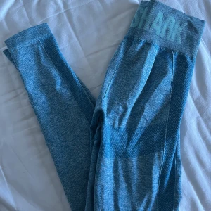 Gymshark tights - Säljer dessa gymsharktights då de inte kommer till användning. De säljs inte på hemsidan längre och är använda fåtal gånger. De är väldigt stretchiga och funkar även som S.