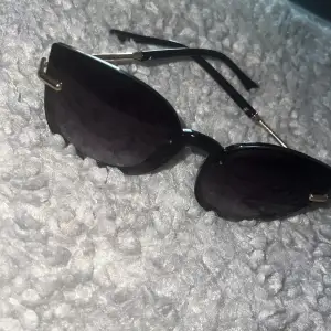 Säljer dessa solglasögon 🕶️ dom är som nya använt några gånger dom är jätte fina  🩵✨