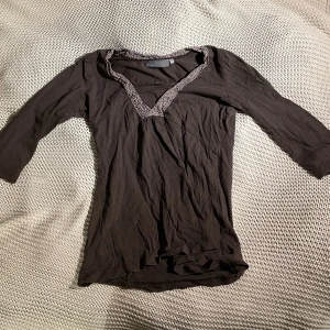 Brun blus. - Fint skick, brn blus från kappahl i storleken S. Spets detaljer. Hör av er vid frågor ! :)
