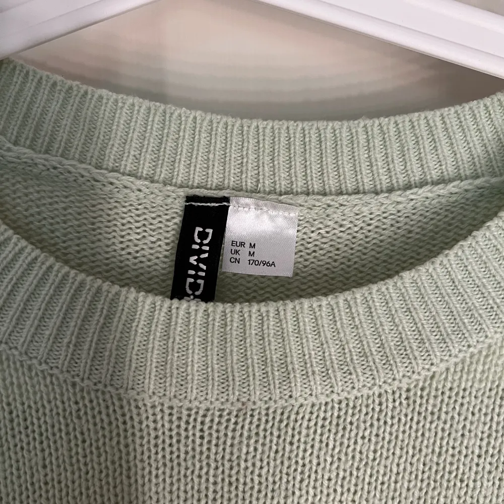 Stickad tunnare tröja från H&M. Använd fåtal gånger. Fint skick. Stickat.