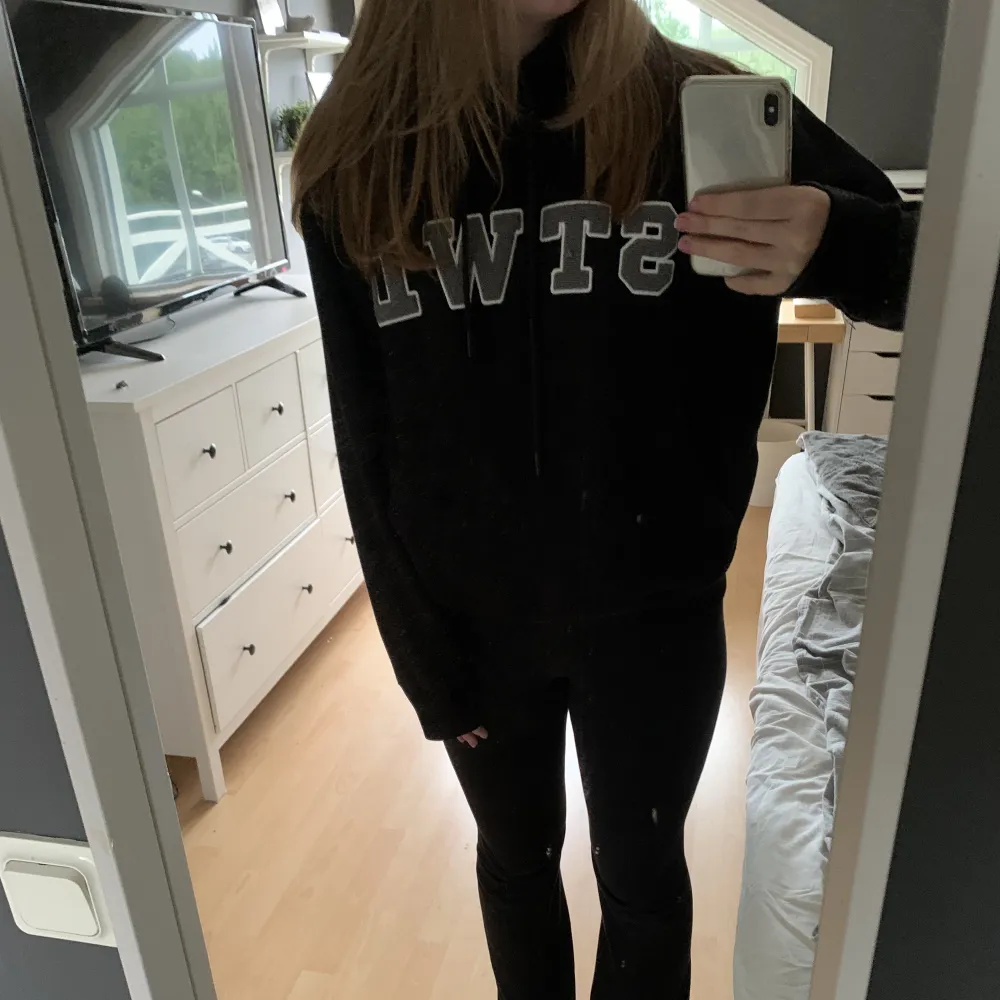 En hoodie köpt från zalando för 359kr,  Fortfarande jätte mjuk och skön men kommer inte till användning💞kommer tyvär inte till användning och säljer därför sen💞. Hoodies.