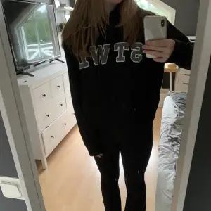 En hoodie köpt från zalando för 359kr,  Fortfarande jätte mjuk och skön men kommer inte till användning💞kommer tyvär inte till användning och säljer därför sen💞