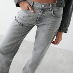 Gråa lowwaist/midwaist jeans!🩶🩶Storlek: 34 Innebenslängd ≈83cm!