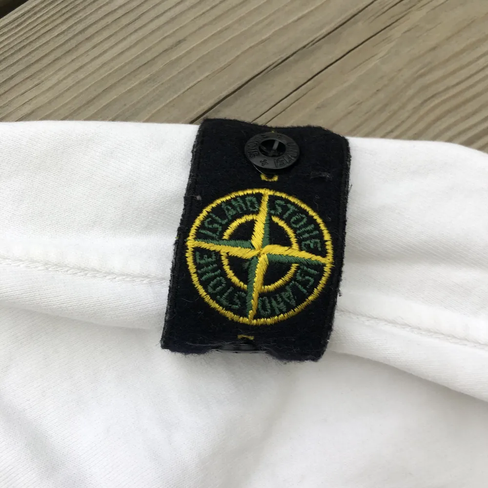 Stone island junior tröja vit. Skick 10/10 knappt använd. Köpt på NK i Göteborg. Storlek 170 junior. Hoodies.