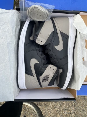 Jordan 1 retro High OG - Riktigt feta jordans som såklart är åkta Använda sparsamt och är i princip nya, bara använda 1-2 ggr  Hör av dig vid intresse eller frågor✅