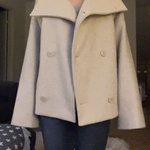 Höstjacka - Säljer min älskade kappa från nakd. Älskar denna jacka sjukt mycket men har bestämt för att sälja den då jag köpt en ny. Den är otroligt bekväm och i mycket gott skick! Nypris: 999kr