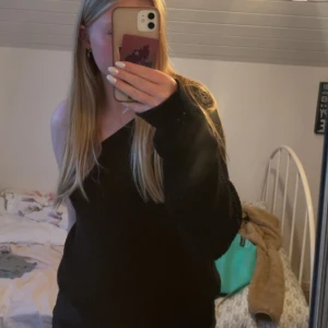 Stickad tröja  - Säljer denna superfina enarmade tröja från NA-KD då den inte kommer till användning. Liten reva vid armen men det är inget som syns när man har den på sig ,annars inga defekter. Skriv gärna om ni har några frågor💘