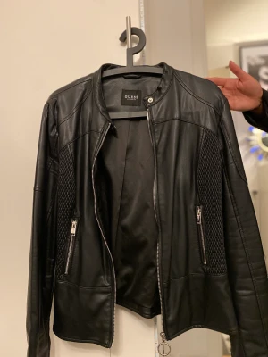 Guess skinnjacka  - En svart skinnjacka från Guess. Har endast använts ett par gånger. Är i storlek 38/40.