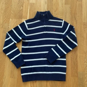 Polo Ralph lauren tröja  - En fin halv zip från Polo Ralph lauren skick 10/10!!