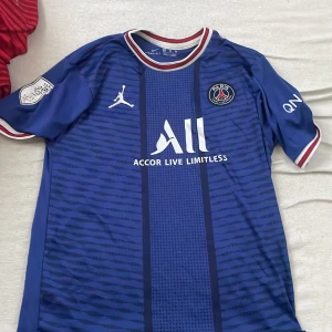 Fotbollströja - Använt ett par gånger  Bra skick 