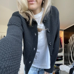 Kofta - Säljer denna jätte snygga uniqlo kofta då den inte kommer till användning längre!✨skriv om mer bilder eller frågor!🤩