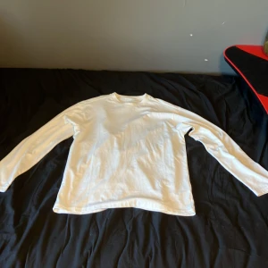 Vit långärmad t-shirt/sweatshirt - Vit t-shirt/sweatshirt  Storlek 158/164