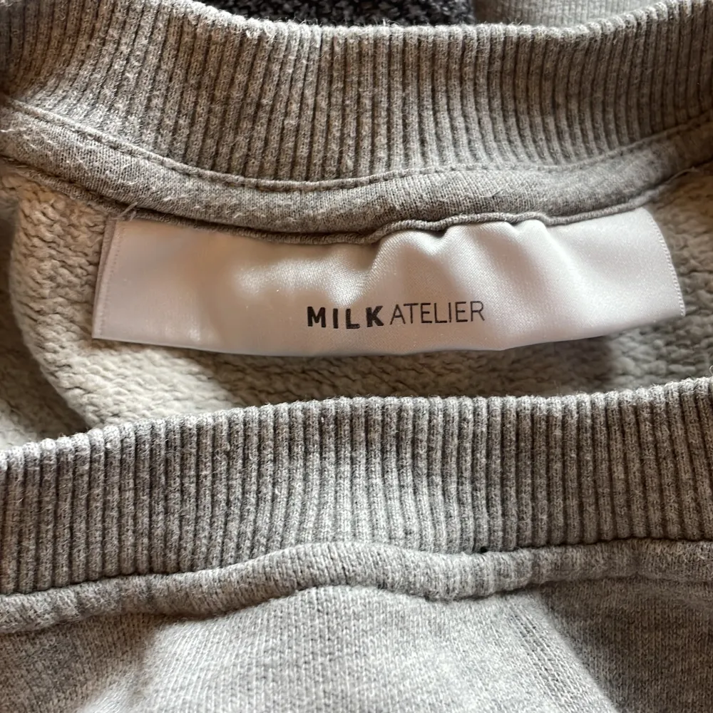 Skitsnygg tröja från Milk Atelier💕 nypris 1300kr💗 Storlek XS men jag skulle säga att den är mer en storlek S💕. Tröjor & Koftor.