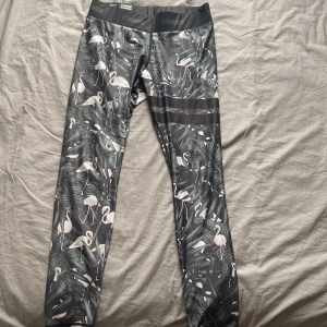 Stronger tröningstights  - Säljer dessa för att de inte kommer till användning, de är super fina och är som nya🩷storlek L ny pris 600kr