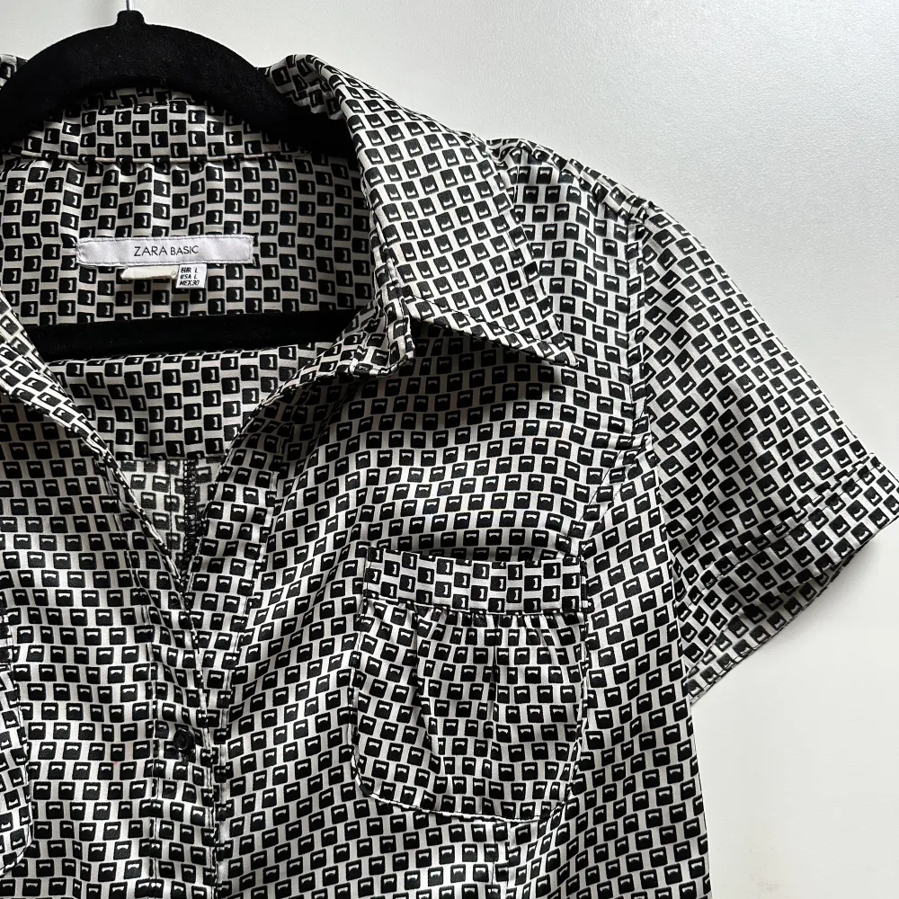 Soft polyester shirt with black and white pattern . Toppar.