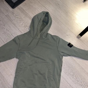 Stone Island Hoodie - Stone Island Hoodie i storlek S. Använd ett fåtal gånger. Mycket bra skick. 