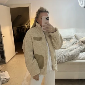 Teddyjacket med fickor  - Säljer en oversize Teddy jacka ifrån NA-KD helt oanvänd. Köpt för 599kr