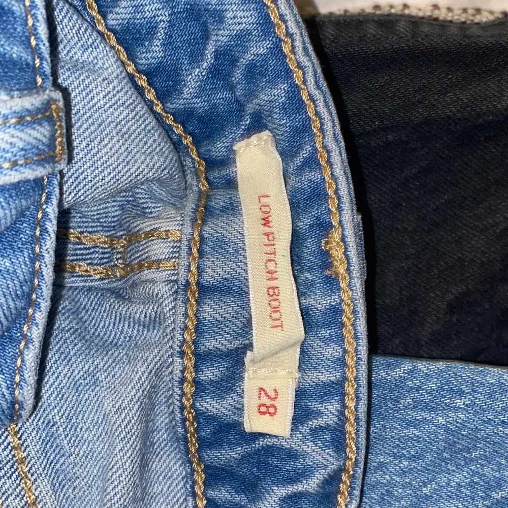 Jättefina jeans från levis som inte kommer till användning! Dom är för korta för min smak som är 165 men skulle passa perfekt på någon som är ca 163💘💘 köpta för 919kr. Jeans & Byxor.