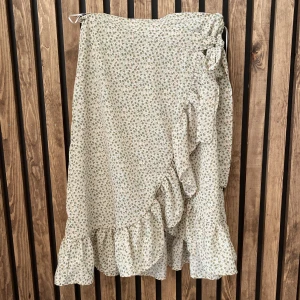 Vila kjol st.38 - Säljer en jättefin kjol från Vila i storlek 38 då den tyvärr var för stor. Aldrig använd. 