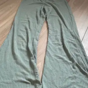 Säljer dessa sköna gröna byxor som sitter ganska tight och svänger ut i slutet❤️ säljer pga för små, köparen står för frakt och bara att ställa frågor (kan självklart diskutera pris)💗