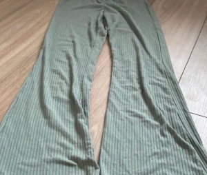 Gröna byxor - Säljer dessa sköna gröna byxor som sitter ganska tight och svänger ut i slutet❤️ säljer pga för små, köparen står för frakt och bara att ställa frågor (kan självklart diskutera pris)💗