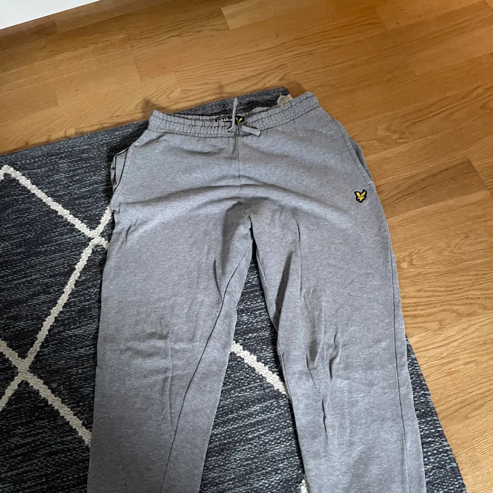 Lyle & scott mjukis i jätte bra skick storlek 12/13 år gammal . Jeans & Byxor.