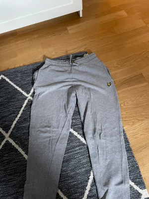 Lyle & scott mjukisbyxor - Lyle & scott mjukis i jätte bra skick storlek 12/13 år gammal 