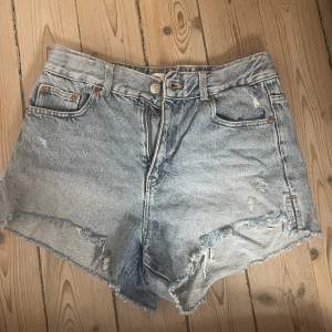 Såfina jeansshorts från Zara 🌟 Strl 13-14 (164 cm) säljs för att de inte används längre ❤️